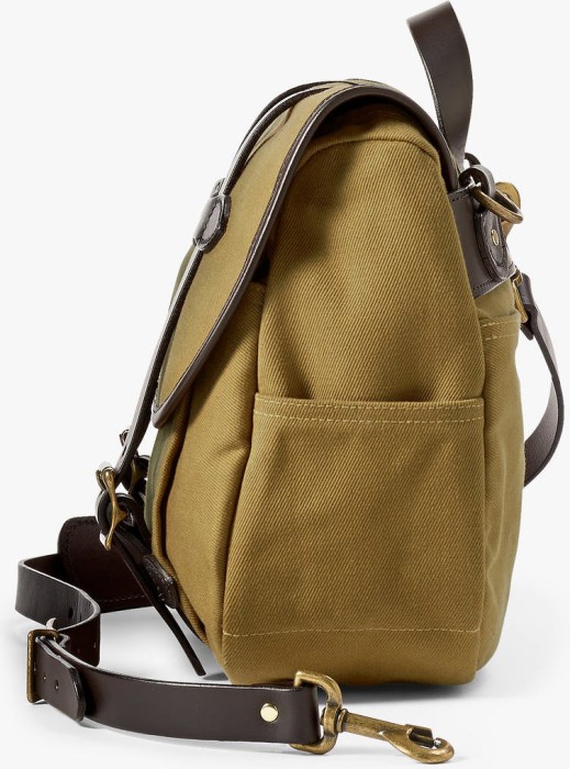 Köp Filson Field Bag Medium Tan på widforss.se